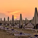 Apartment Elegant Seafront In