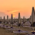 Daire Elegant Seafront In Bibione